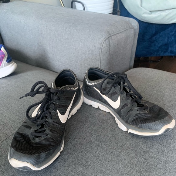 Black & white Women's Nike US 7.5 (EUR 38.5) training shoe
